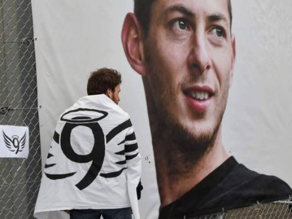 El conjunto francés, en el que el argentino fue goleador, realizó un minuto de silencio antes del inicio del partido, el equipo utilizó una camiseta especial y los fans lo recordaron con una conmovedora ovación. Foto AFP