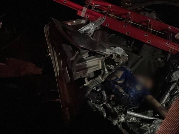 Impactantes imágenes han surgido del escenario del lamentable accidente de tránsito en la carretera CA-13, entre Quebrada de Arena y Tocoa, en Colón, Honduras. Este trágico incidente ha resultado en una persona fallecida y varios heridos.