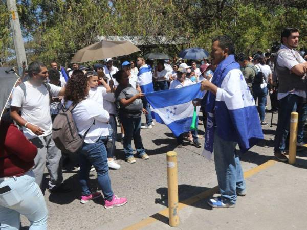 Varias personas llegaron hasta el edificio del Poder Judicial para exigir que se respete la ley.