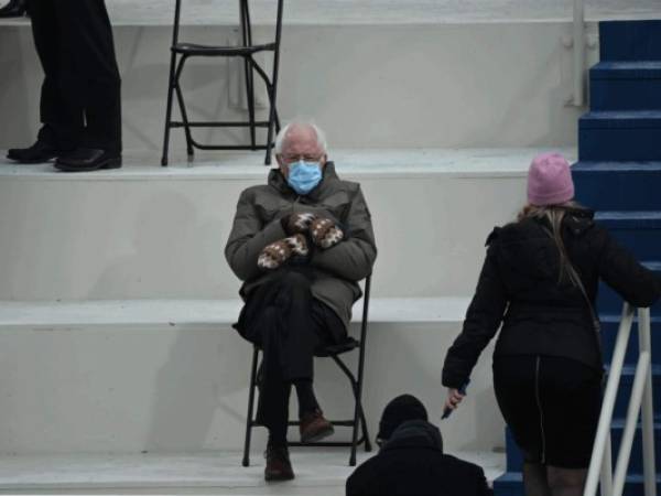 La fotografía del día de la inauguración de un Bernie Sanders desafiante del glamour y con guantes quizás no fue la imagen más halagadora del senador de los Estados Unidos, pero se ha convertido en una notable caridad. Foto: Agencia AFP.