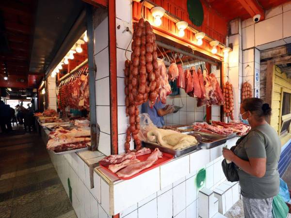 En la Feria del Agricultor y el Artesano el cartón de huevos tiene un costo de L 110.00, pero con la nueva medida deberá comercializarse a L 92.00 los grandes y L 90.00 los pequeños.