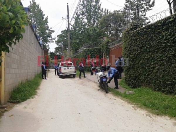 Miembros de la Policía Nacional llegaron al lugar tras recibir la denuncia sobre el artefacto. Foto: Estalin Irías/EL HERALDO.