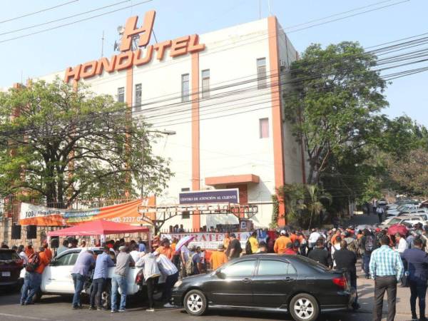 Este martes -18 de abril- sindicalistas, que fueron despedidos, juntos a colectivos del partido Libertad y Refundación (Libre), protestaron enfrente de las instalaciones de la Empresa Hondureña de Telecomunicaciones (Hondutel) en la capital. A continuación las imágenes.