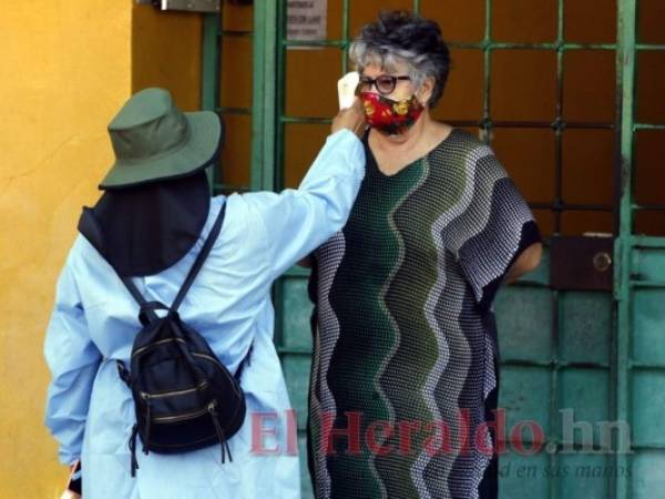 El personal médico de las brigadas realiza las visitas domiciliarias en la colonia Kennedy por el alto reporte de casos. Foto: El Heraldo