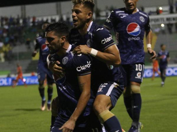 EL argentino Lucas Campana volvió a anotar con la camisa azul profundo.