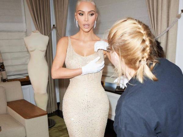 Kim y el equipo encargado de cuidar el vestido lo manipuló utilizando guantes y con sumo cuidado.