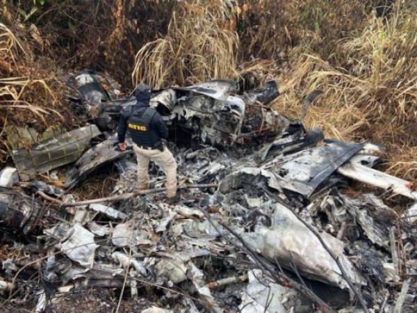 Los agentes de la ATIC encontraron los restos de la avioneta que fue incinerada tras su aterrizaje y posetrior descarga del cargamento de drogas. Fot: Ministerio Público