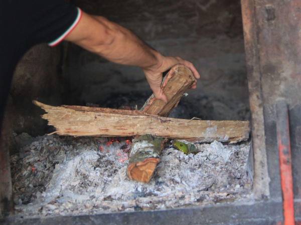 Las polleras y tortilleras también son parte del consumo diario de leña.