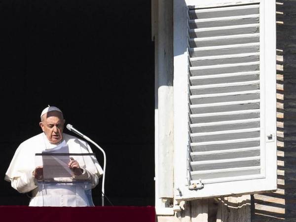 El papa Francisco hizo un llamado a todos los gobiernos involucrados en el conflicto a que busquen la paz.