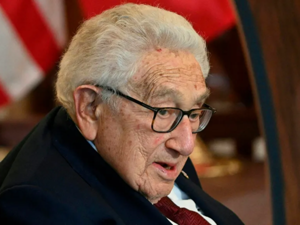 Henry Kissinger, un controvertido Premio Nobel de la Paz y poderoso diplomático, falleció este 29 de noviembre en en su casa de Connecticut.