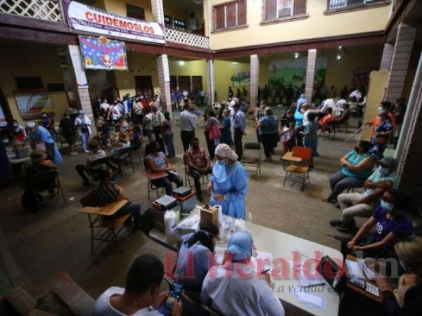 Centenares de adultos mayores demandaron su segunda dosis. Foto: El Heraldo