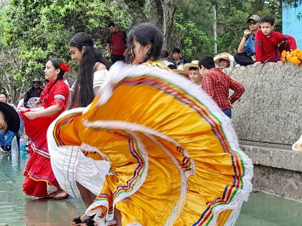 Portando hermosos trajes típicos y al ritmo de “El Candú”, “A la capotín” y “Sos un ángel”, alumnos del Jardín, Escuela e Instituto Evangélico Vida Nueva de la capital, celebró en conmemoración del 20 de julio, Día del Cacique Lempira.