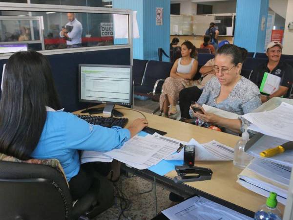 Para facilitar el pago de impuestos a los capitalinos la Gerencia de Atención al Ciudadano hasta atendió en un horario extendido.