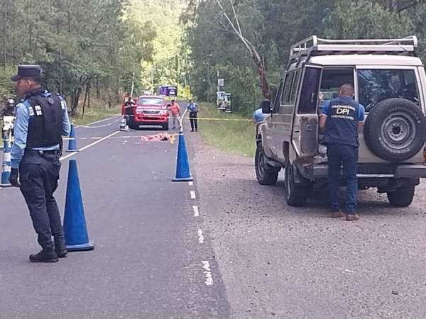 El cuerpo del fallecido quedó tirado en medio de la carretera.