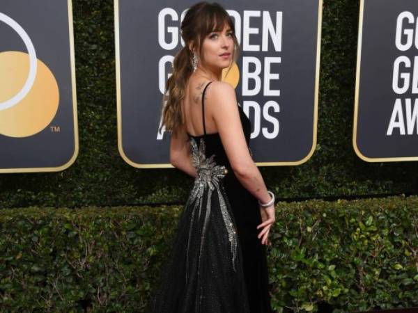 Dakota Johnson deslumbró con su atuendo.