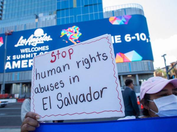 Ciudadanos salvadoreños se reúnen frente al Centro de Convenciones de Los Ángeles para protestar contra el presidente de El Salvador, Nayib Bukele.