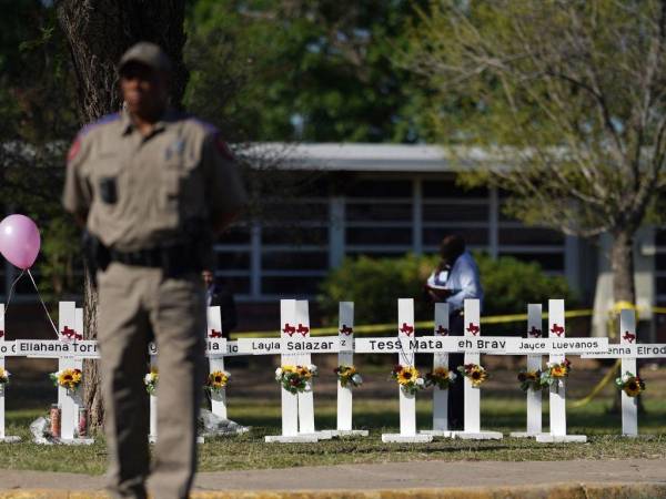 La policía entró minutos después, pero retrocedió por los disparos y pidió refuerzos. Un equipo táctico con agentes de la Patrulla Fronteriza de Estados Unidos entró y mató al pistolero “aproximadamente una hora después”, señaló el jerarca policial.