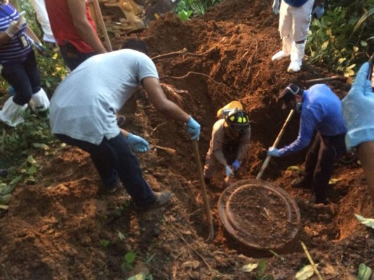 El barril fue sacado por miembros de la Policía Nacional, Cuerpo de Bomberos, elementos de la Naval y civiles que apoyaron la búsqueda.