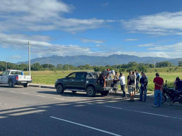 Momento en que conocidos realizaron el reconocimiento del joven Gerson Yuriel Meléndez Martínez (20), quien falleció de varios impactos de bala.