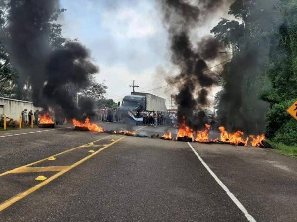 Con pancartas en mano y llantas encendidas para bloquear el paso en la carretera CA-5, dueños de restaurantes se manifestaron en contra de la demolición de los muelles.