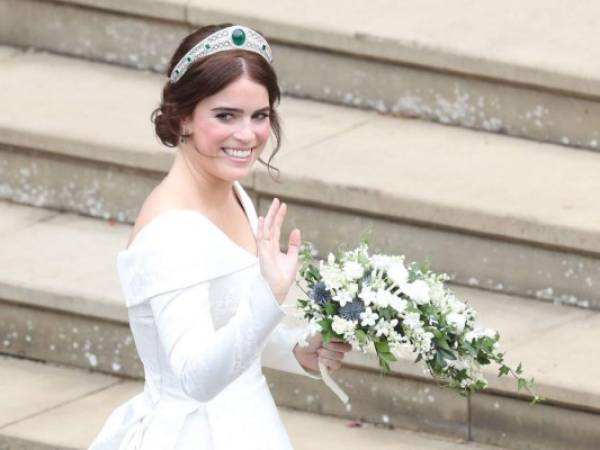 La reina Isabel II prestó a su nieta una de sus joyas preferida, la tiara con una gran esmeralda. (Foto: AFP)