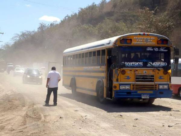 El polvo en la calle irregular de la salida a Olancho continúa propagándose a la espera del concreto hidráulico que aún no llega.