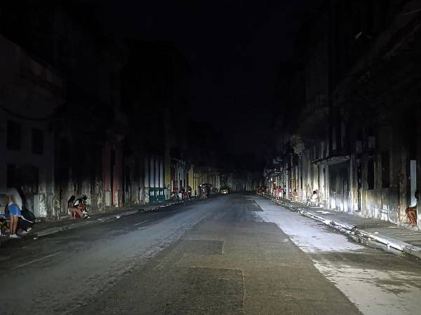 Cuando de verdad se sufre el apagón es de noche. Cuando las casas quedan totalmente a oscuras, las cocinas eléctricas no sirven para preparar la cena y los ventiladores inertes no espantan el calor caribeño. Aquí las imágenes del apagón que sufre Cuba por la crisis energética