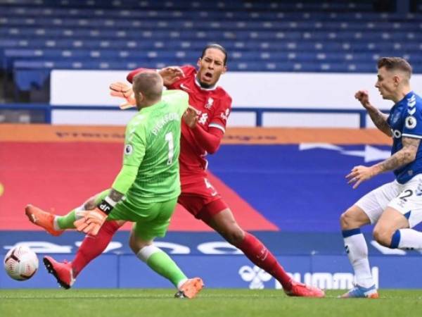 Pese a la dureza de la entrada ni el árbitro ni el VAR sancionaron a Pickford por esta acción antideportiva. Foto: AFP