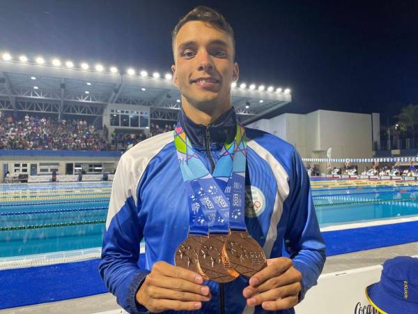 Julio Horrego posó orgulloso junto a las tres medallas que ganó con su destreza y talento en El Salvador.