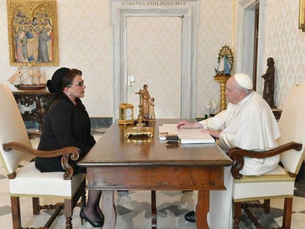 La presidenta Xiomara Castro tuvo un encuentro con el papa Francisco este jueves -20 de octubre-.