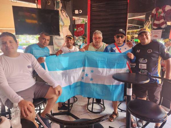 Un grupo de aficionados catrachos se encuentra en Dominicana listo para alentar a la Bicolor en un estadio que lucirá vacío.