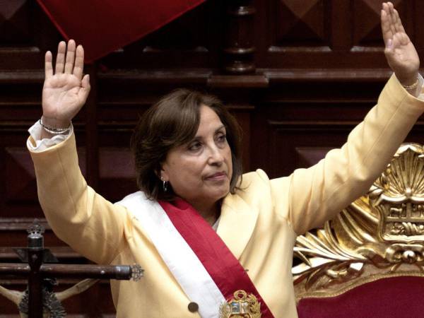 Tras una sucesión de anuncios que en pocas horas sacudieron la institucionalidad de Perú, Boluarte fue juramentada como la primera mujer presidenta del país y dejó claro que aspira a cumplir todo el período, hasta julio de 2026.