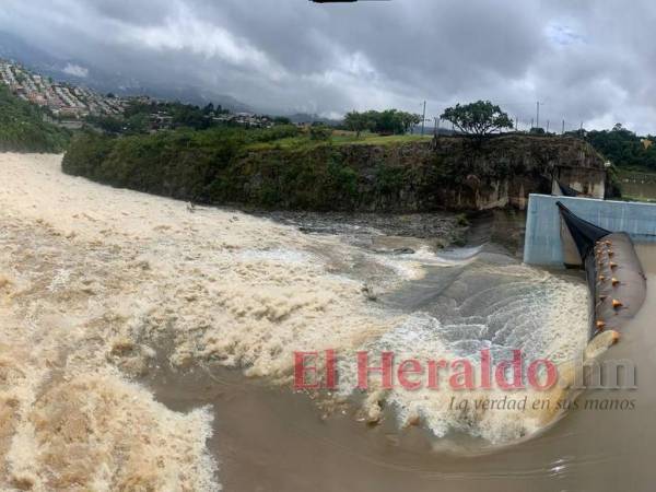 Así luce la represa Los Laureles, en su máxima capacidad la mañana de este lunes.