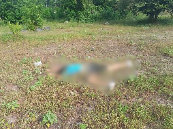 El cuerpo de la joven quedó tendido boca abajo.