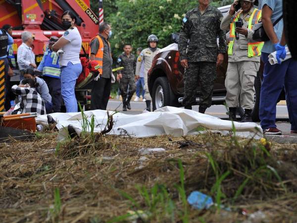 La tranquilidad que generalmente impera en la carretera a Olancho se vio interrumpida abruptamente este martes -5 de diciembre- cuando un bus de la empresa Discovery se precipitó por el puente Ilamapa, dejando en el lugar una escena de caos, destrozos y luto.