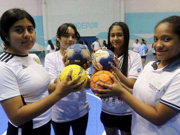 Con mucho entusiasmo, este grupo de jóvenes chicas practica el deporte que tanto les apasiona soñando con poner en alto el nombre de Honduras.