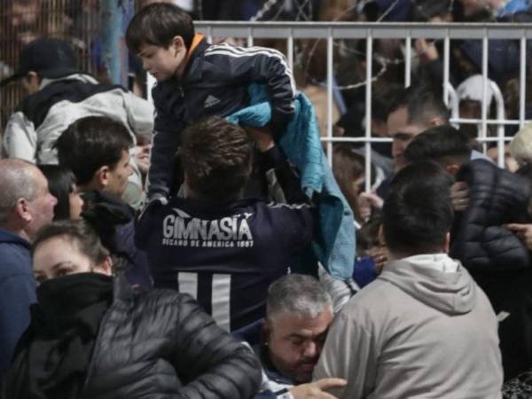 El partido fue suspendido a los 9 minutos del primer tiempo por graves disturbios ocurridos fuera del estadio.