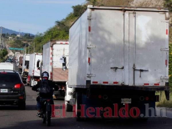 En caravana y custodiados por efectivos militares, los camiones con las maletas electorales salieron el miércoles del centro logístico del CNE, en la capital, hacia el interior del país. Foto: David Romero/El Heraldo