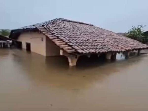 El agua del río Goascorán inundó las casas hasta el techo.