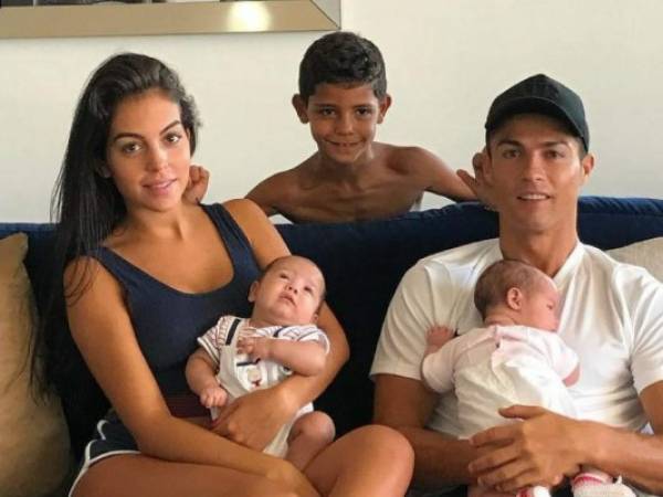 Georgina Rodríguez junto a Cristiano Ronaldo y sus hijos. (Fotos: Redes)