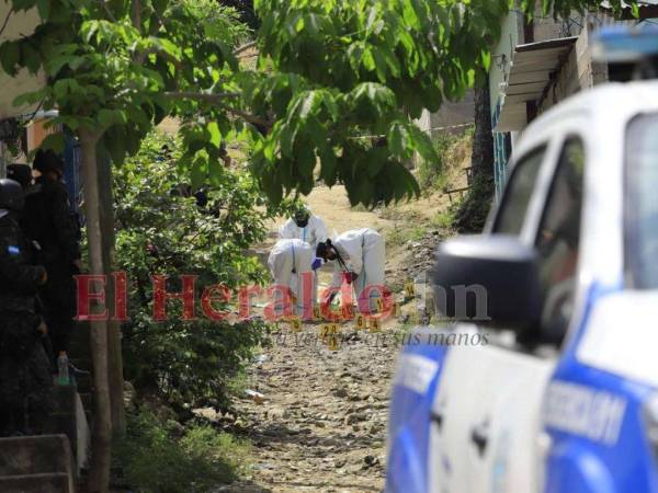 Agentes de la DPI contabilizaron alrededor de 32 casquillos en el lugar de la escena del crimen.