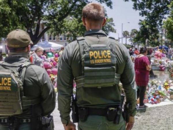 La policía de Uvalde ha estado bajo la lupa desde que se supo que los agentes esperaron más de una hora fuera de las aulas donde se produjo el tiroteo mientras los niños yacían muertos, agonizando o heridos en el interior.