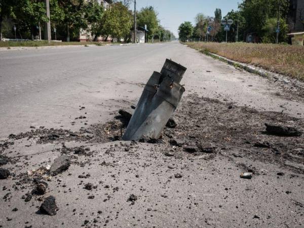 Una munición sin explotar (MUSE) en una carretera en Severodonetsk, al este de Ucrania, el 7 de mayo de 2022, en medio de la invasión rusa de Ucrania.