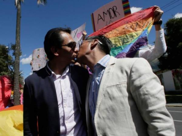 Efraín Soria, al centro, festeja con otros líderes de la comunidad gay tras la legalización de los matrimonios entre personas del mismo sexo, afuera de la Corte Constitucional, en Quito, Ecuador, el miércoles 12 de junio de 2019. (AP Foto/Soledad Núñez)