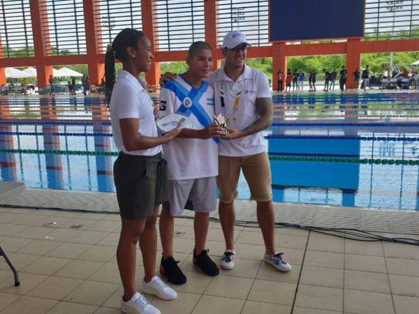 Felipe Álvarez al momento de recibir su premio luego de salir campeón en la categoría 11-12 años de natación.