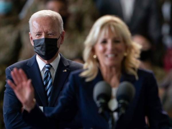 Mientras Jill estaba dando un discurso Joe Biden recibió el llamado de atención de su esposa. AP.