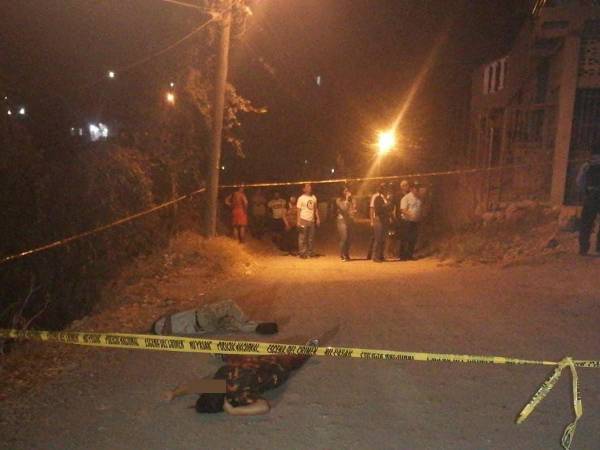 Los cuerpos de la pareja quedaron a un lado de la polvorienta calle en una zona poco iluminada.