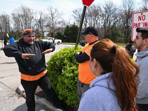 Jesús Campos (izq.), un trabajador originario de El Salvador, habla sobre el trabajo que él y sus compañeros de trabajo normalmente hacen para reparar el puente Francis Scott Key después del colapso del puente en Baltimore, Maryland, el 26 de marzo de 2024.