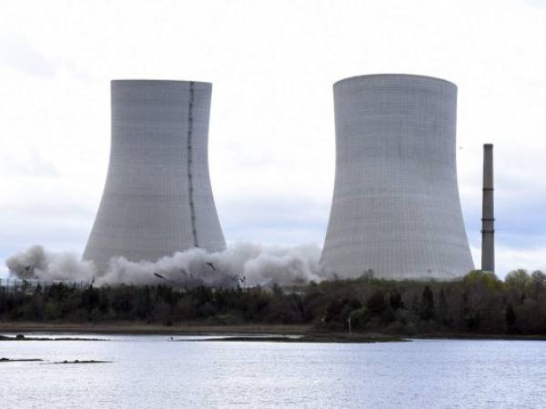 Dos torres de enfriamiento de la estación Brayton Point colapsan tras la detonación de unos explosivos en Somerset, Massachusetts, el sábado 27 de abril de 2019.