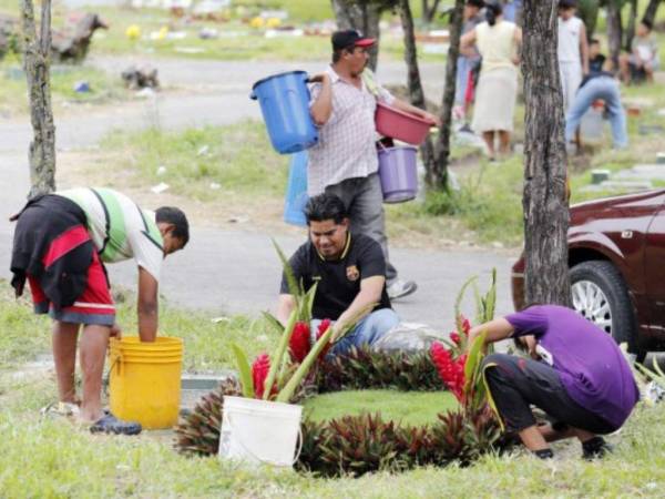 Desde las 12:00 del mediodía los hondureños podrán visitar las tumbas de sus seres queridos.